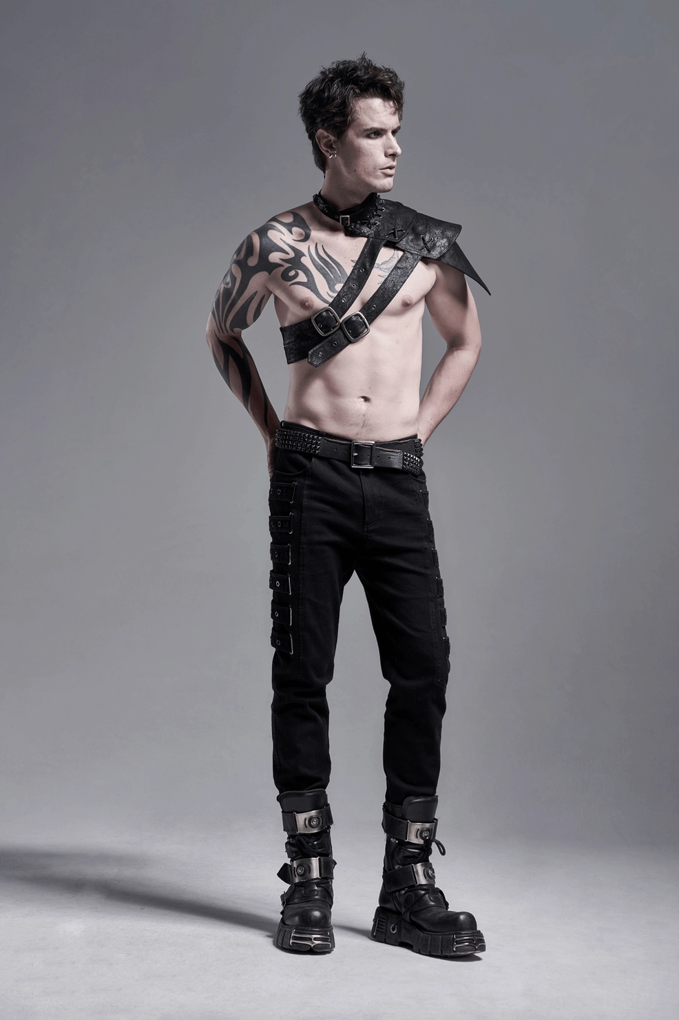 Gothic cargo pants in black showing reinforced stitching and structured dark fashion aesthetic