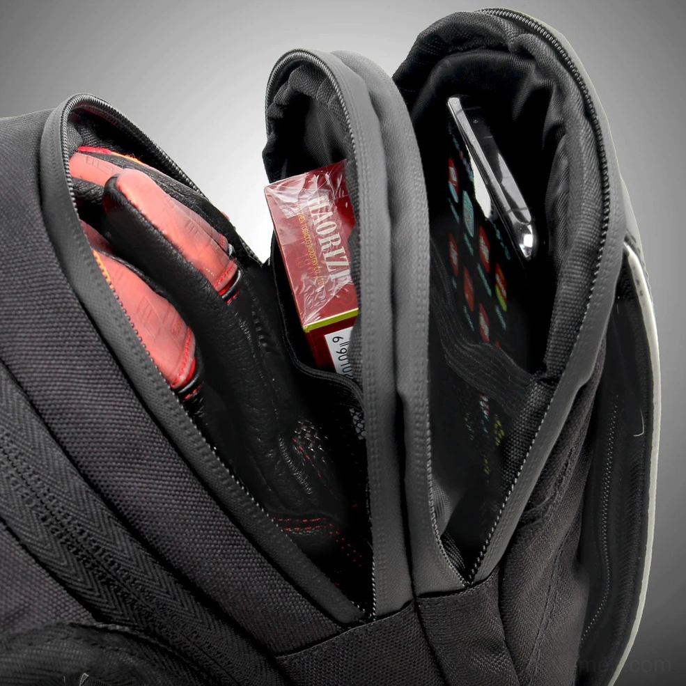 Industrial-gothic motorcycle thigh bag with year-round seasonal versatility, compact utility design for dark fashion
