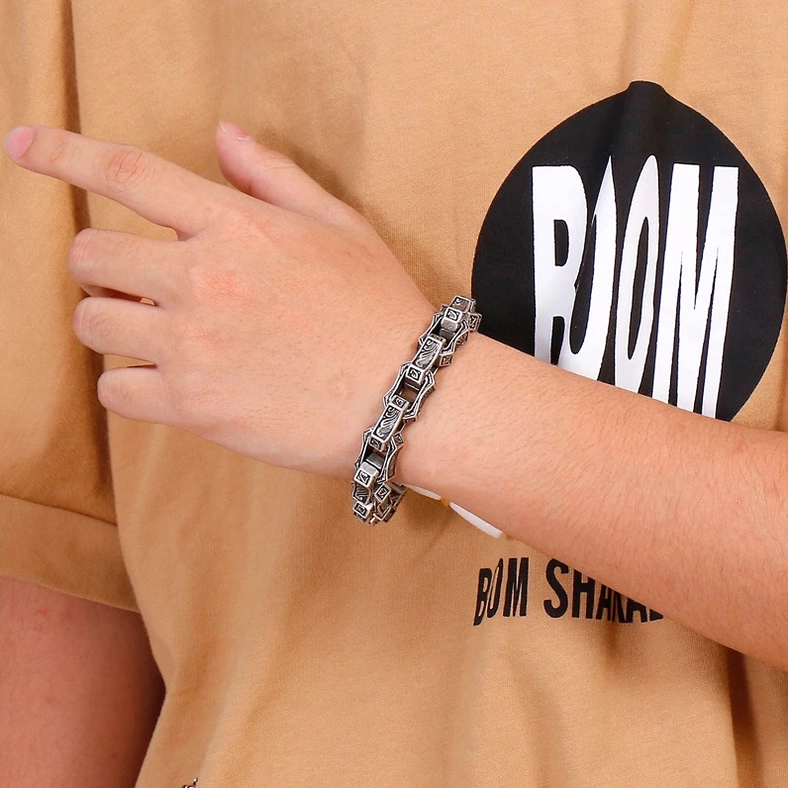 Polished silver gothic chain bracelet bright finish wrist detail
